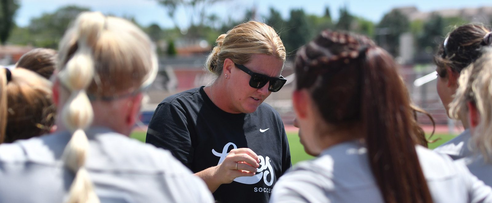 rachel-dyche Rachel Dyche coaching a group of Lobo athletes
